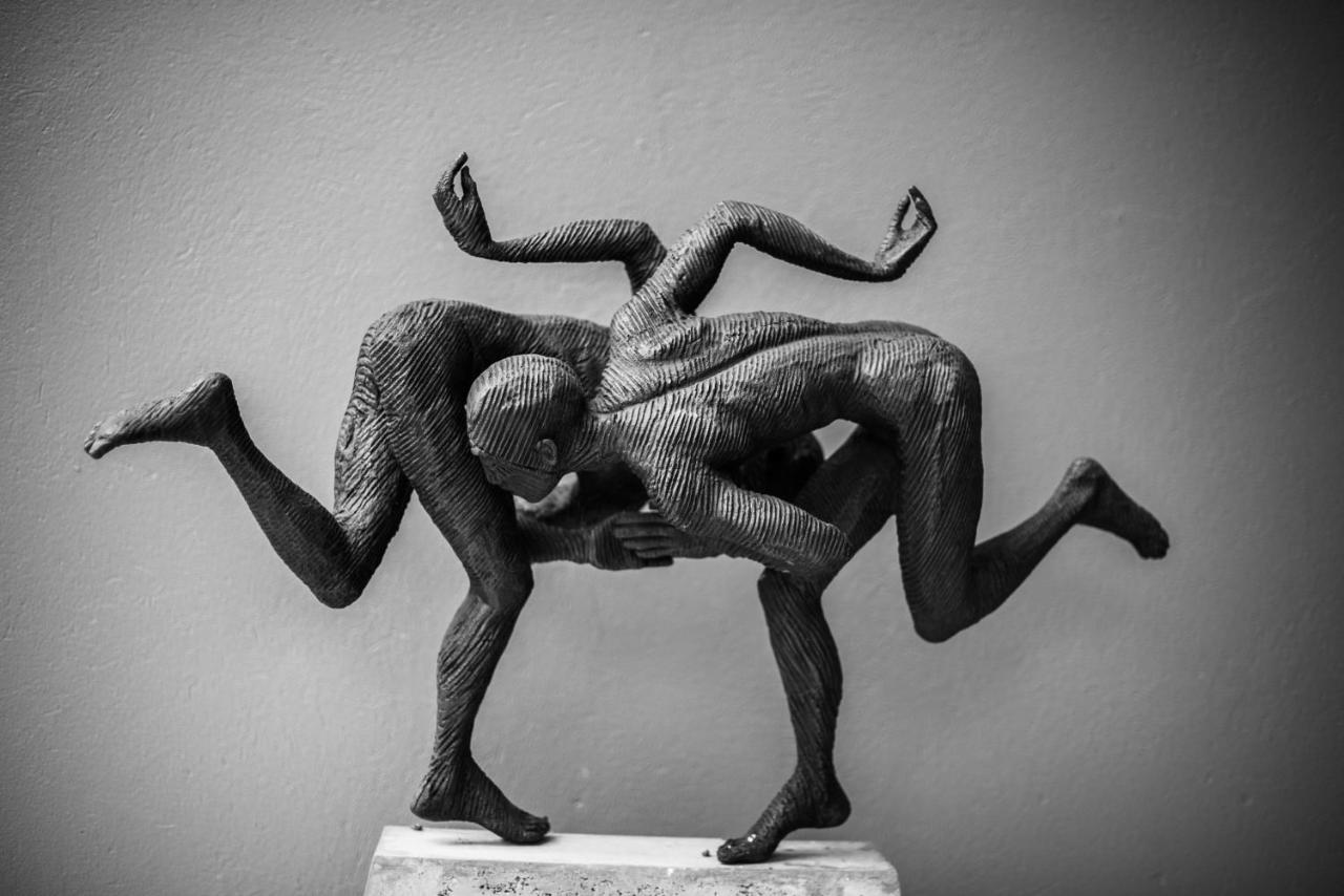 Seven Villa Hotel & Spa Johannesburg Ngoại thất bức ảnh The sculpture of the wrestlers