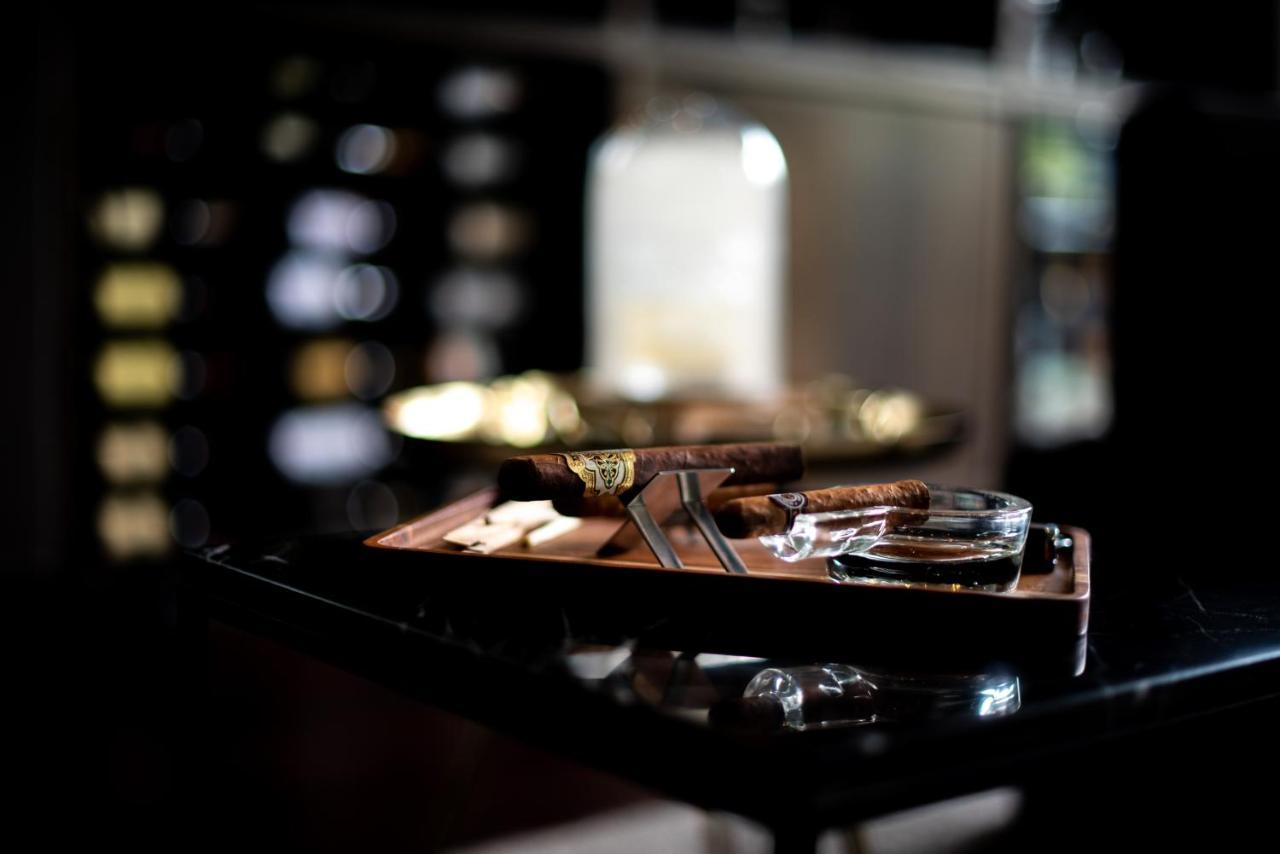 Seven Villa Hotel & Spa Johannesburg Ngoại thất bức ảnh A cigar ashtray