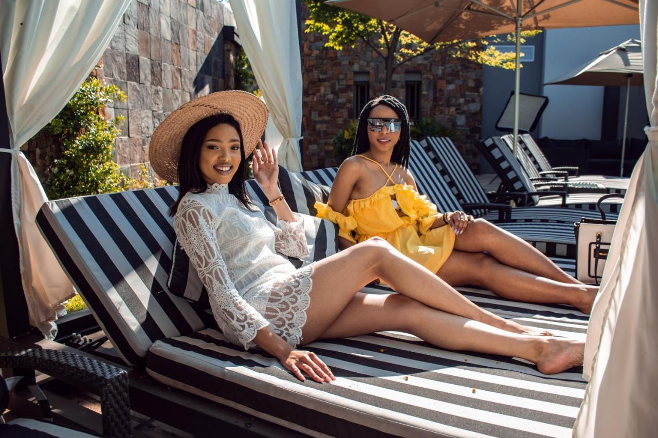 Seven Villa Hotel & Spa Johannesburg Ngoại thất bức ảnh Two women sunbathing