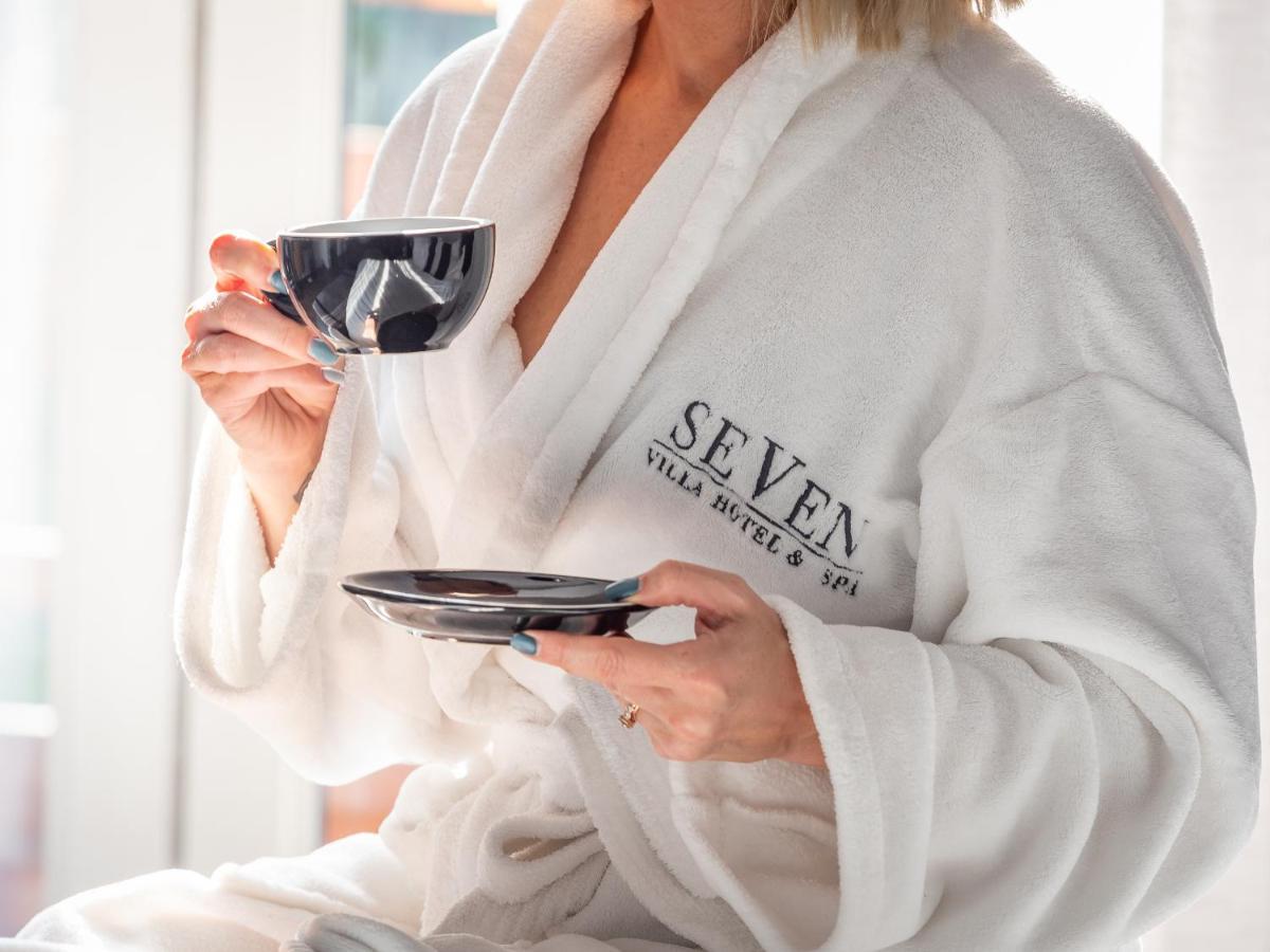 Seven Villa Hotel & Spa Johannesburg Ngoại thất bức ảnh A woman wearing a bathrobe