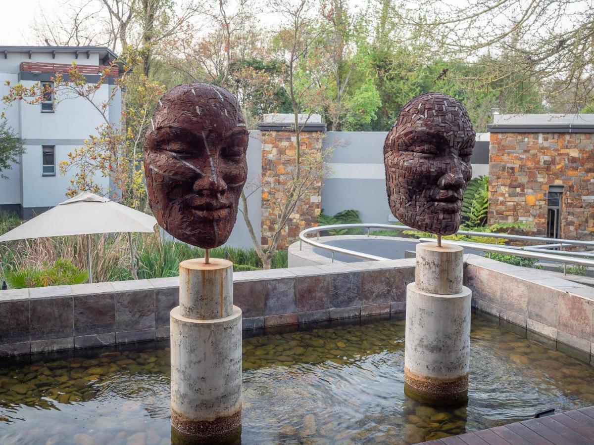 Seven Villa Hotel & Spa Johannesburg Ngoại thất bức ảnh Sculptures at the entrance of the Apartheid Museum