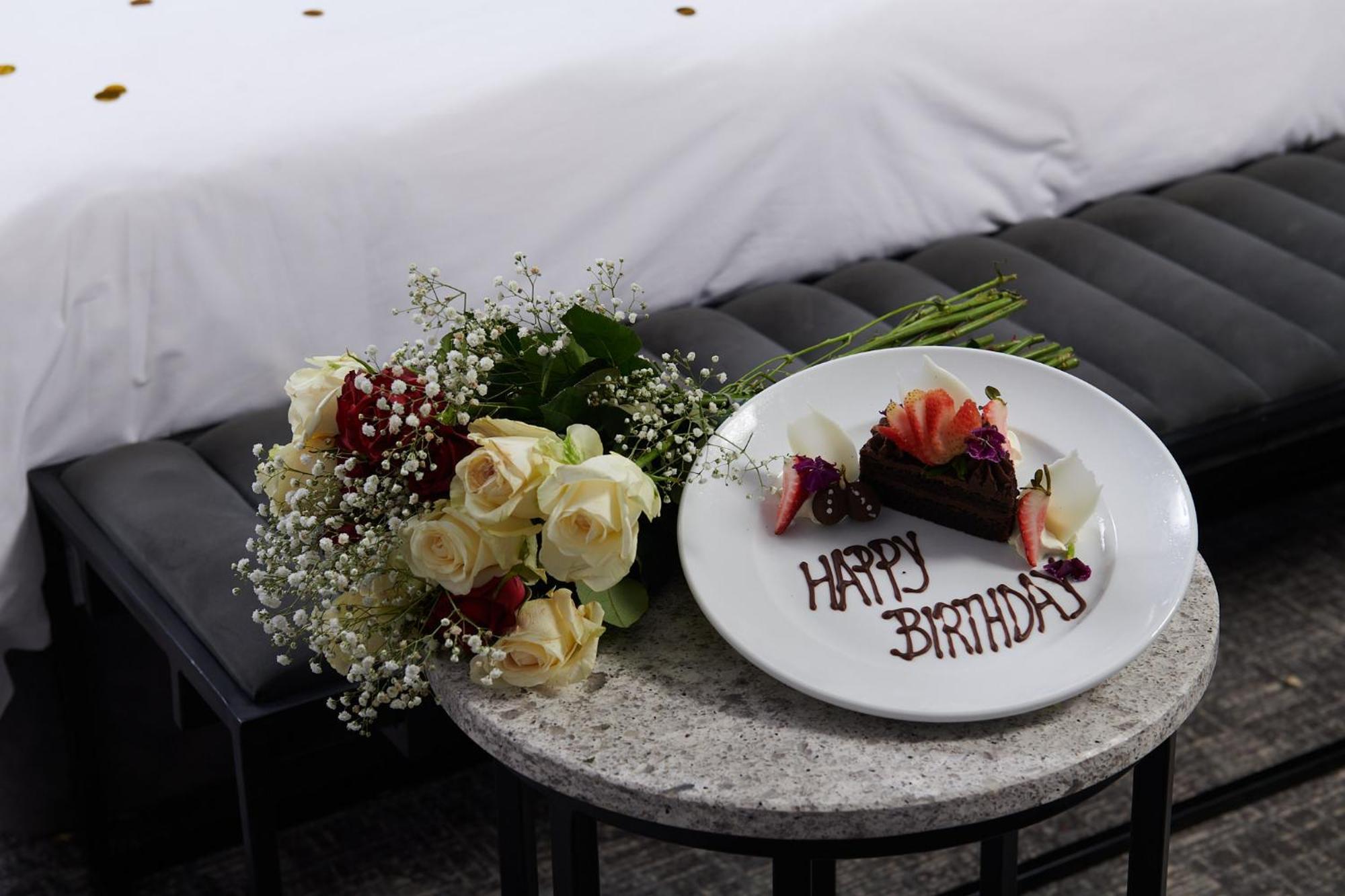 Seven Villa Hotel & Spa Johannesburg Ngoại thất bức ảnh A birthday cake