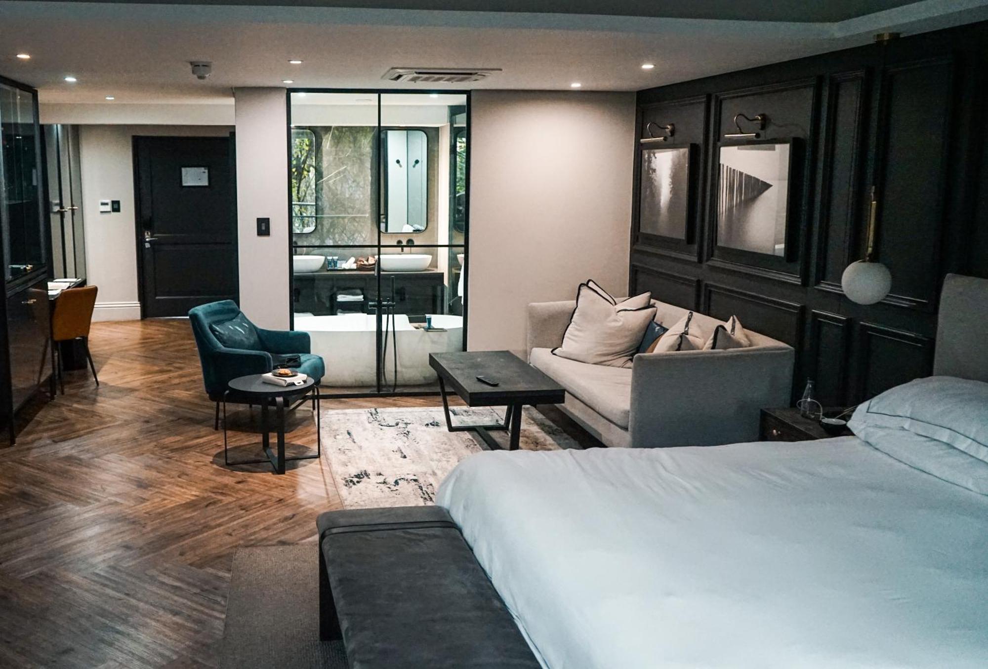 Seven Villa Hotel & Spa Johannesburg Ngoại thất bức ảnh A suite at the hotel