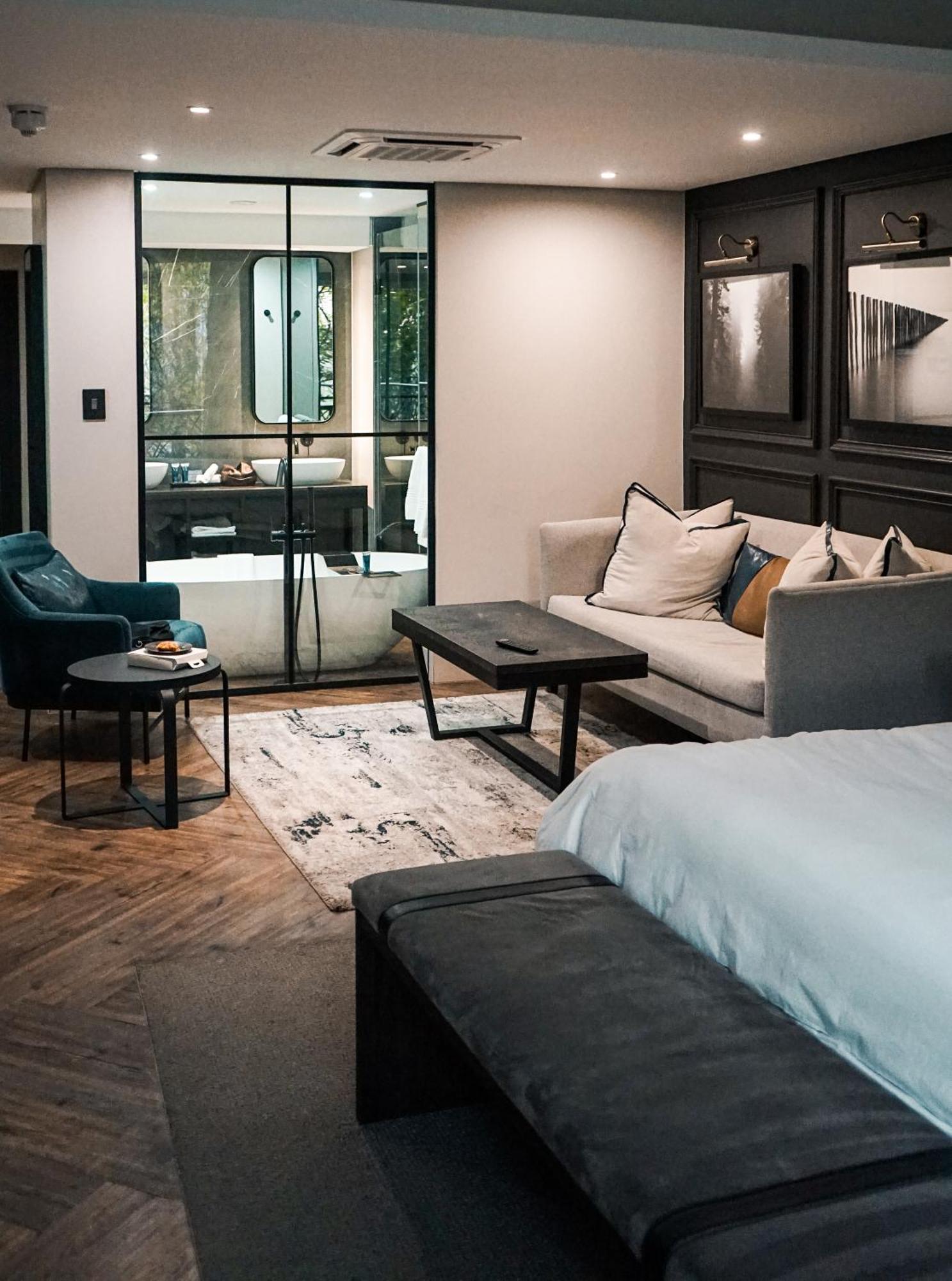 Seven Villa Hotel & Spa Johannesburg Ngoại thất bức ảnh A suite at the hotel