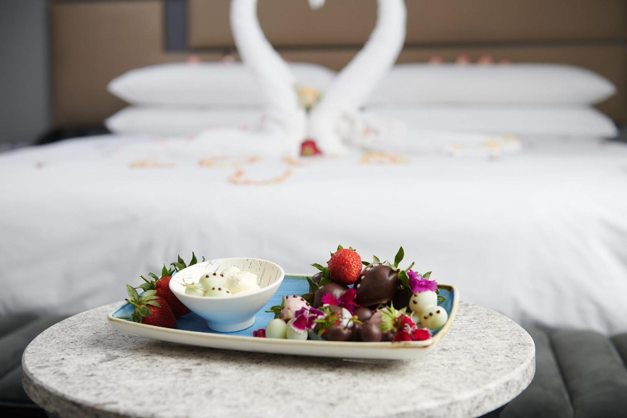 Seven Villa Hotel & Spa Johannesburg Ngoại thất bức ảnh A chocolate-covered strawberry platter
