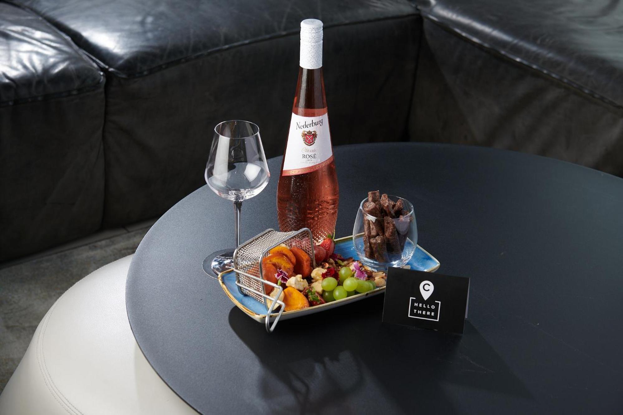 Seven Villa Hotel & Spa Johannesburg Ngoại thất bức ảnh A bottle of wine at the hotel