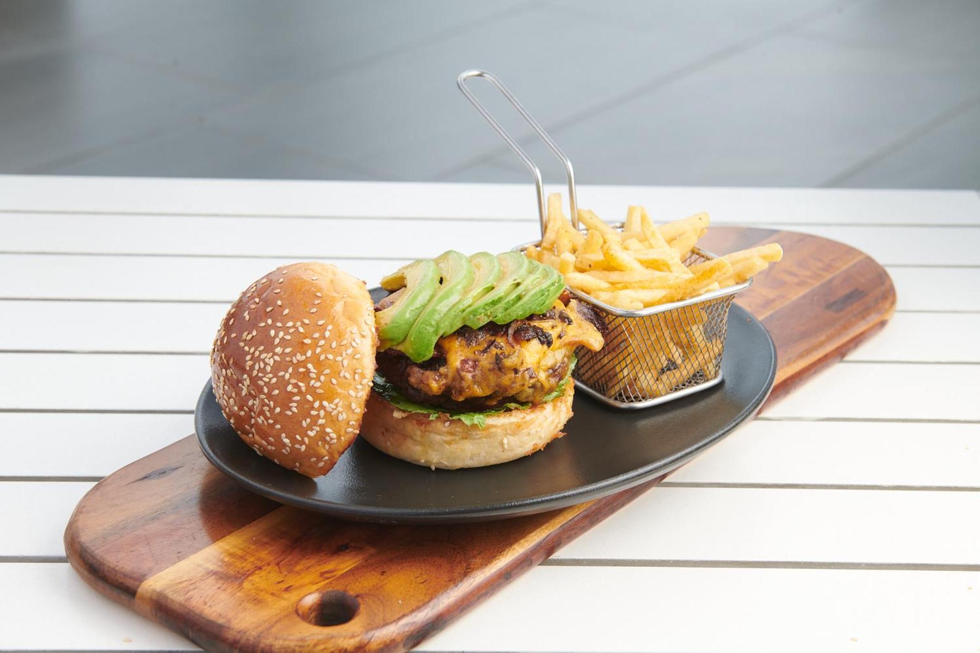 Seven Villa Hotel & Spa Johannesburg Ngoại thất bức ảnh A vegan burger with avocado and chips