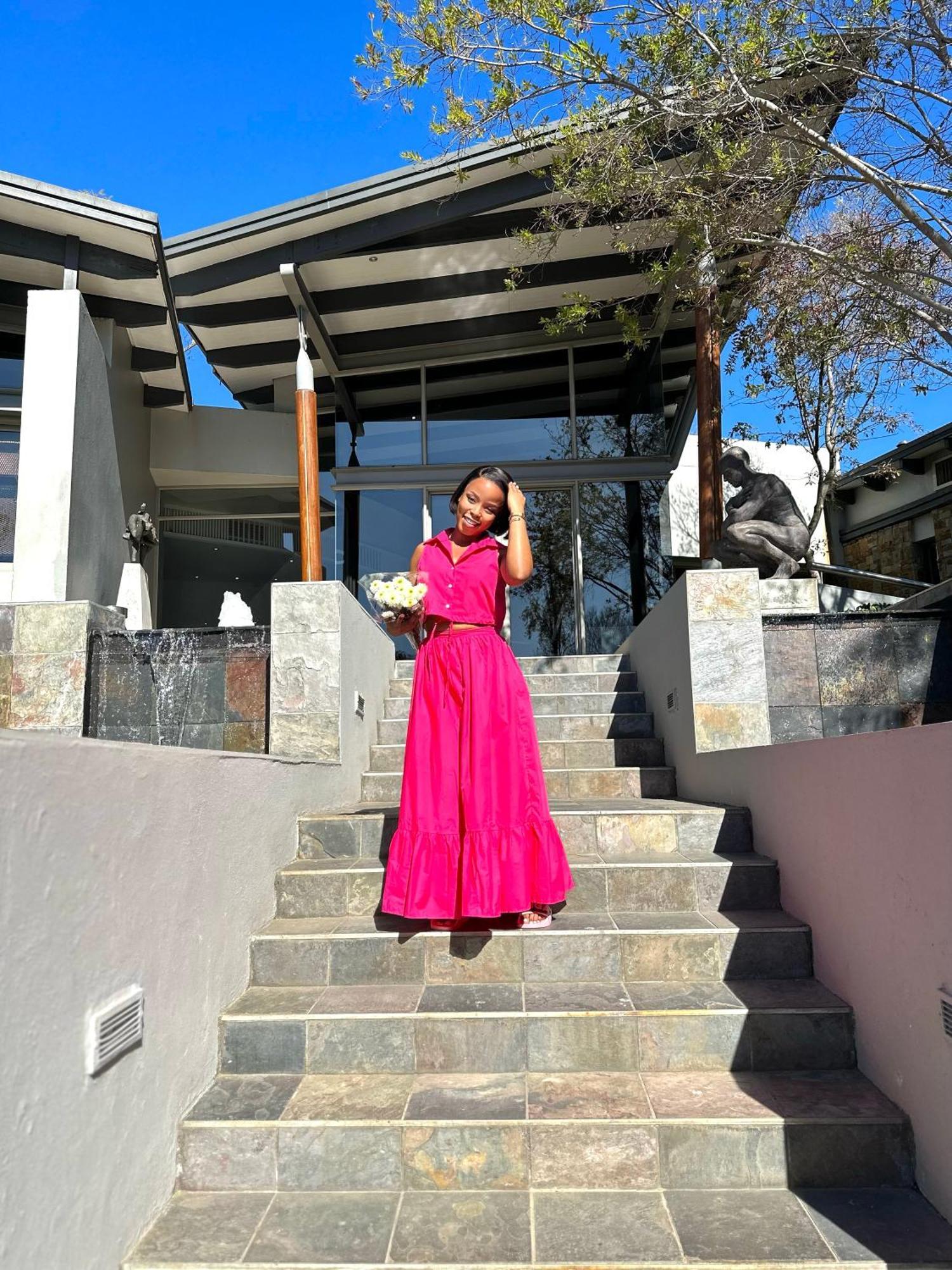 Seven Villa Hotel & Spa Johannesburg Ngoại thất bức ảnh A woman wearing a pink dress