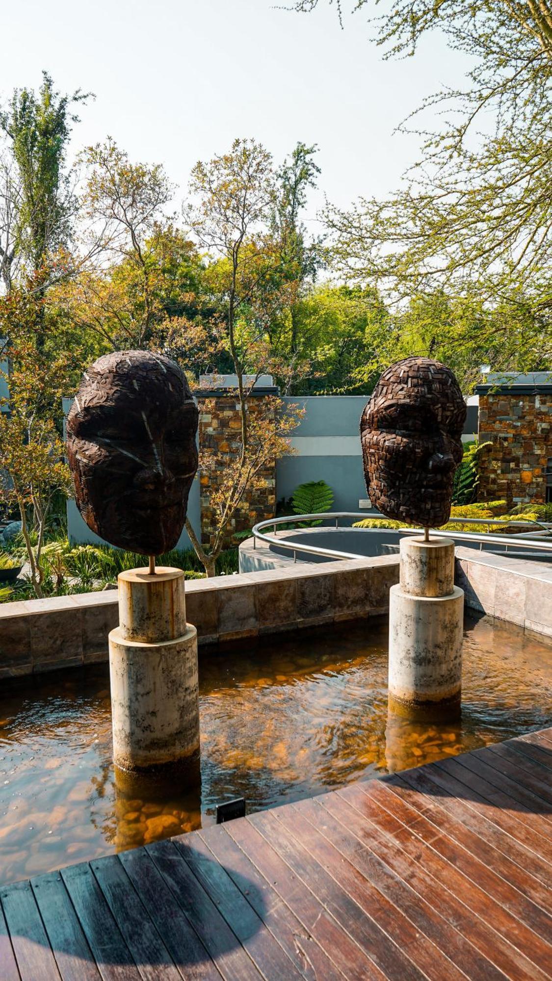 Seven Villa Hotel & Spa Johannesburg Ngoại thất bức ảnh The sculpture "The Two" by artist Mark Rothko