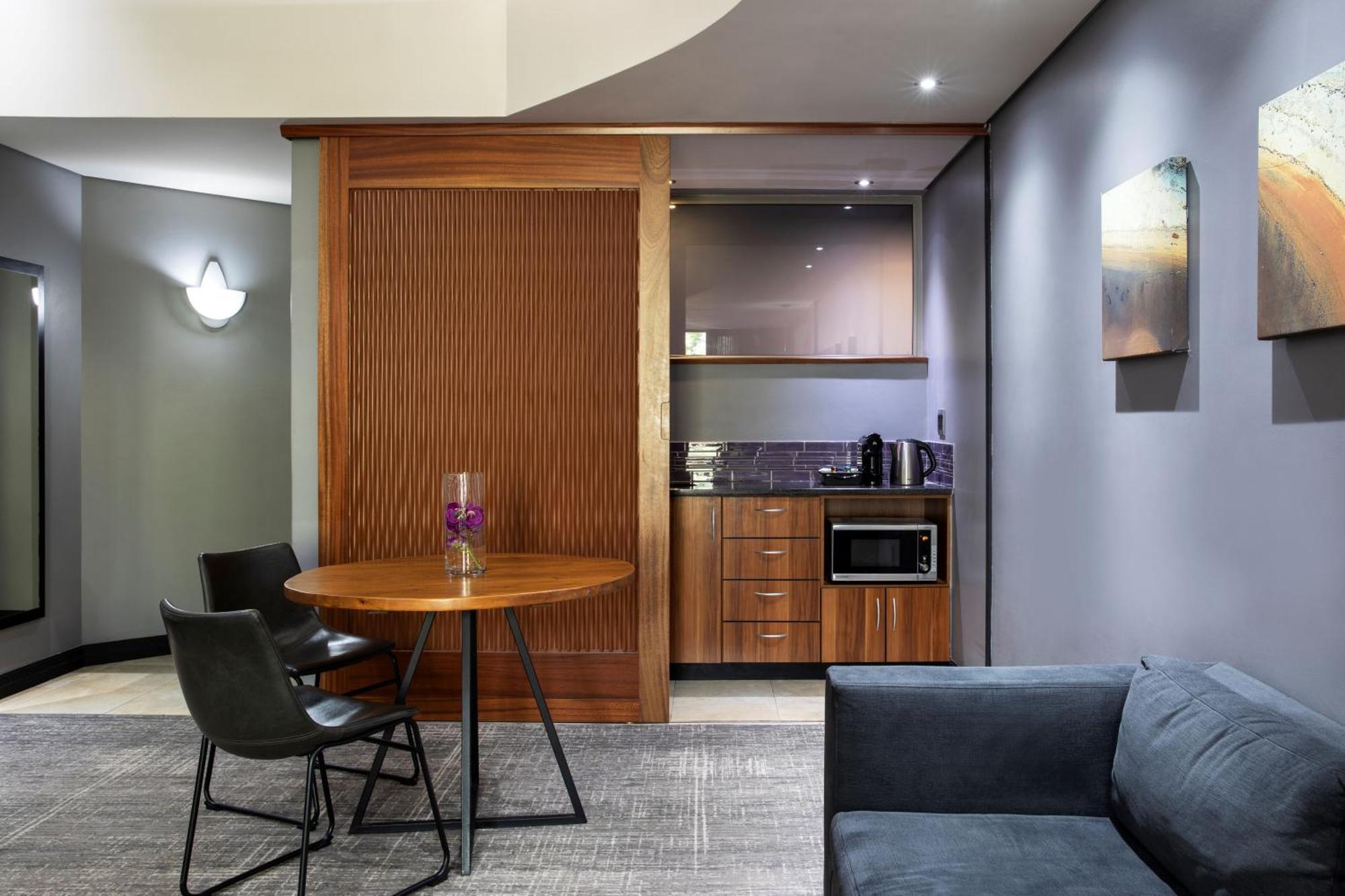 Seven Villa Hotel & Spa Johannesburg Ngoại thất bức ảnh A suite at the Hilton London Heathrow