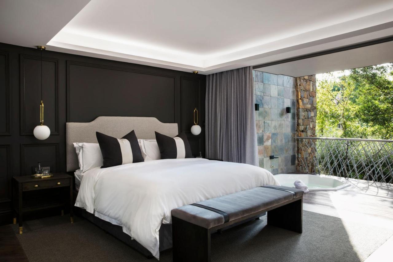 Seven Villa Hotel & Spa Johannesburg Ngoại thất bức ảnh The bedroom of the 2018 Master Bedroom of the Year winner